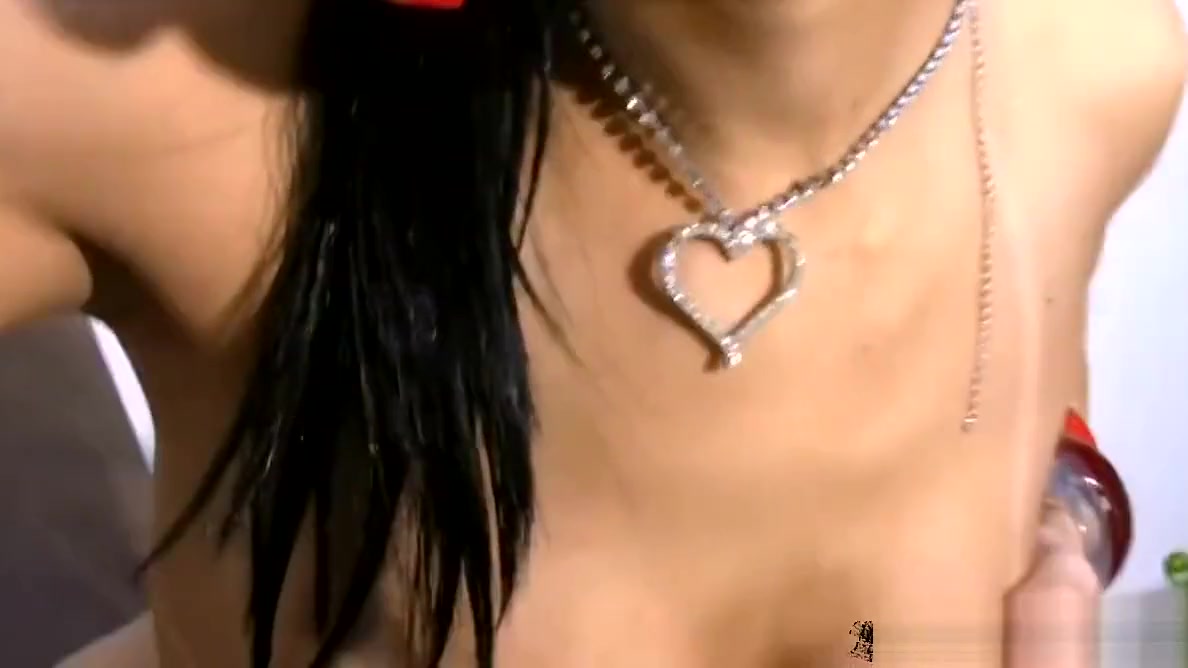 Incredible t-babe milks her bigtits and finger fucks asshole