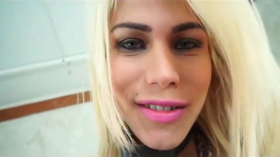 Bonde Shemale Blowing Off Fat Cock