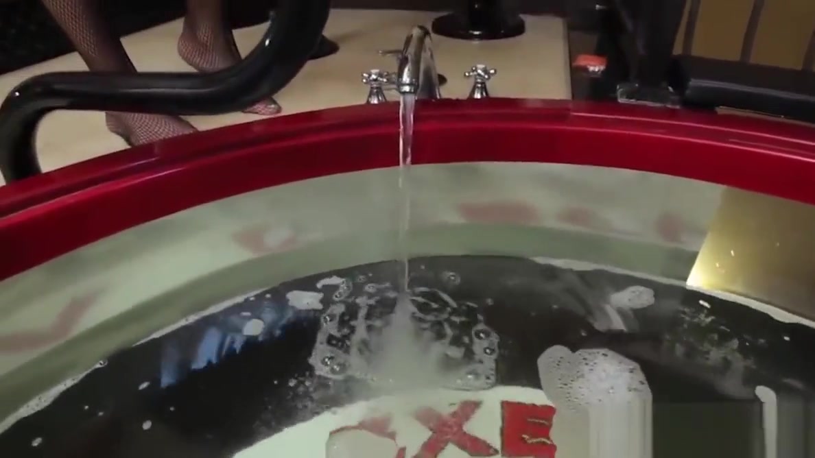 Glamour ts wanking her cock in hottub