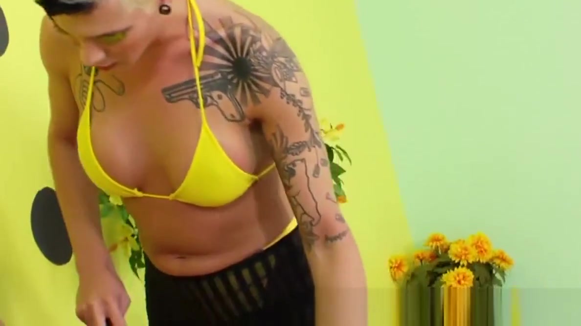 Shemale Danni Daniels drills hot Dustin in a bee costume