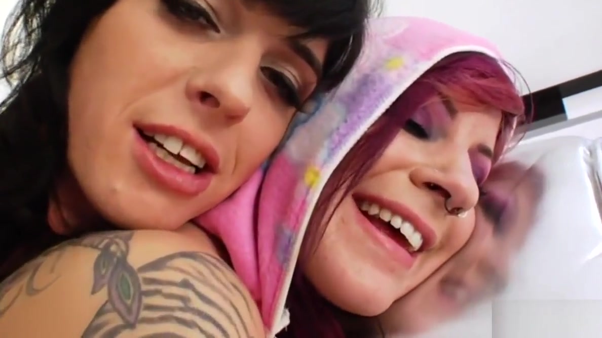 Tori Lux between tranny cocks