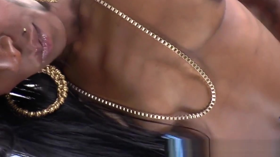 Athletic nubian TS spoiling herself