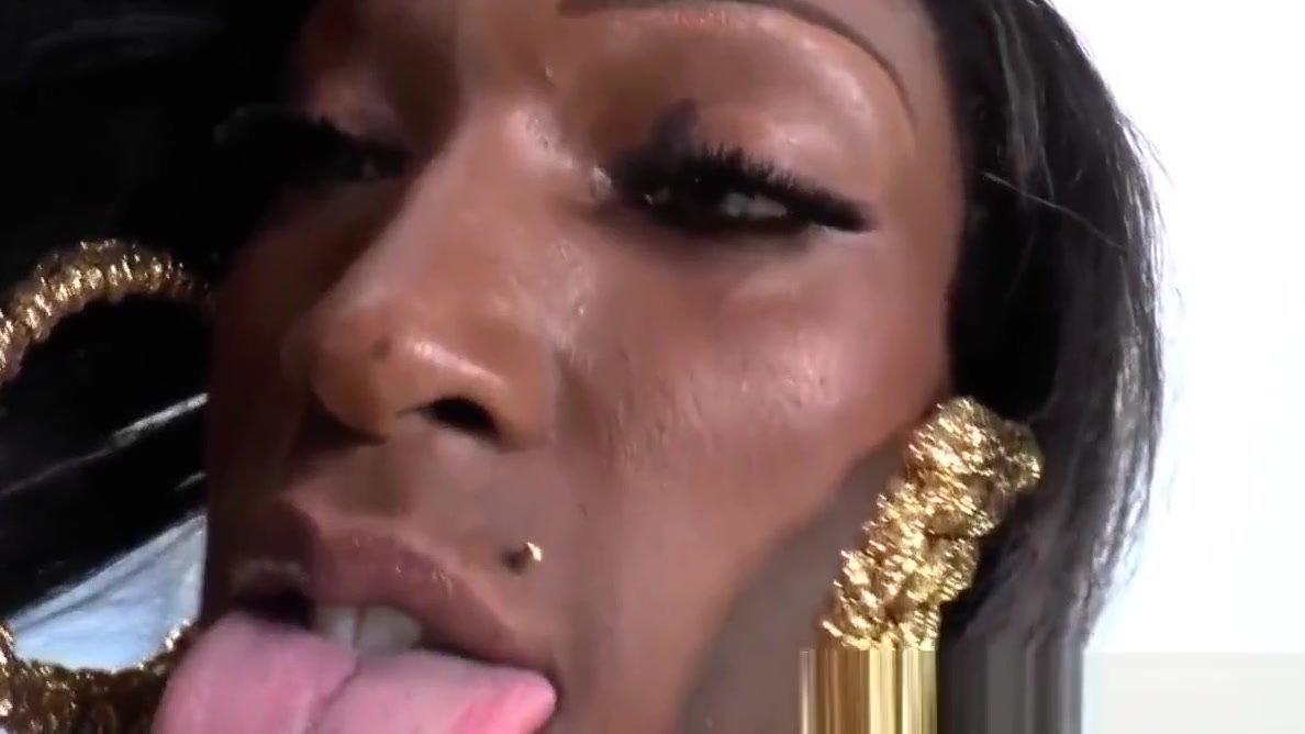 Athletic nubian TS spoiling herself