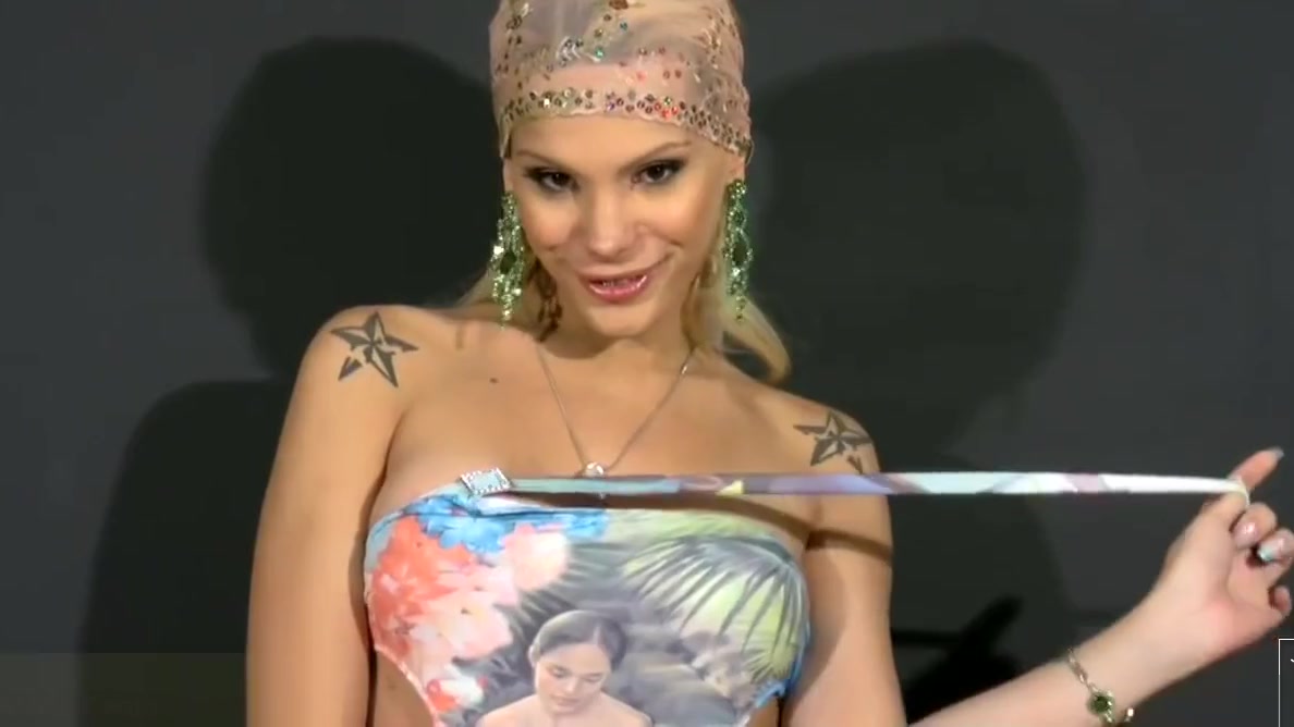 Pretty face shedoll displays heavy ass while jerking shecock