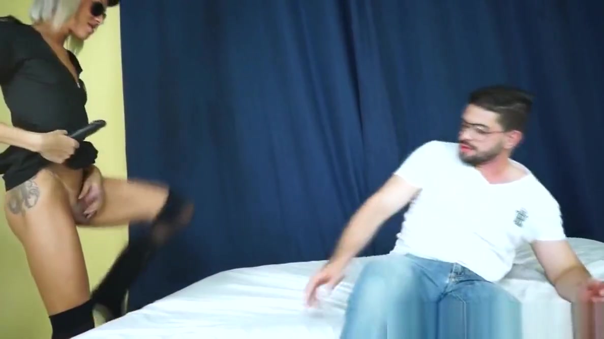 Rapaz mamando o pau da travesti