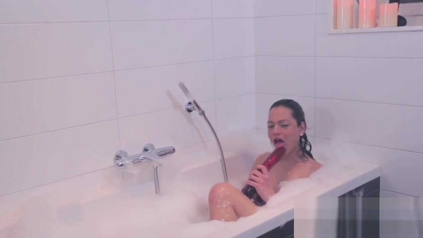 Tranny spunks in bath