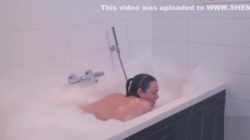 Tranny spunks in bath