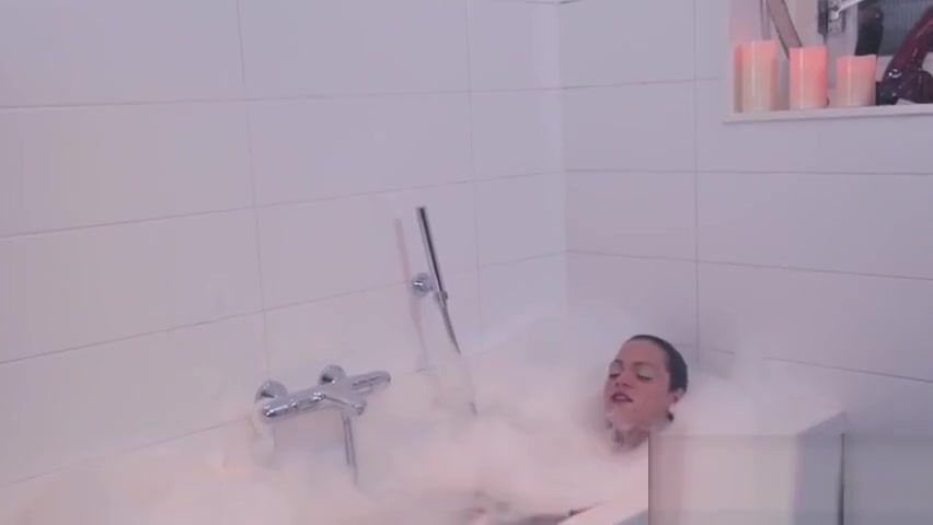 Tranny spunks in bath