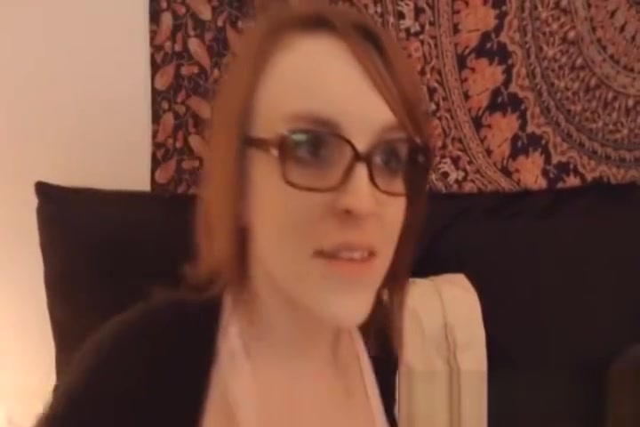 Hot Shemale got a Nice Handjob from her BF