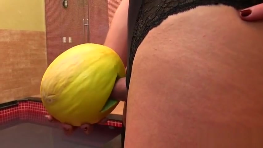 Tranny Amanda Fialho Fucks The Melon