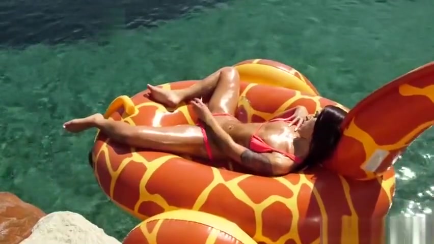 Trans babe Khloe Kay anal rides outside