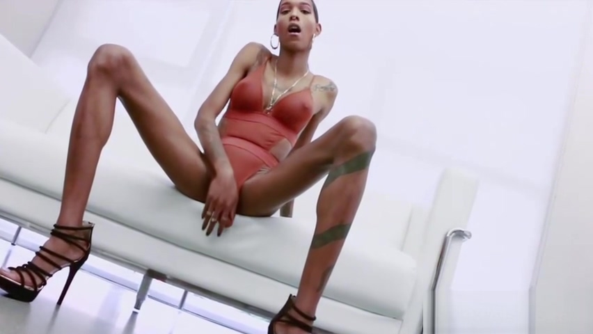 Beauty Ebony Tranny Jerking Off