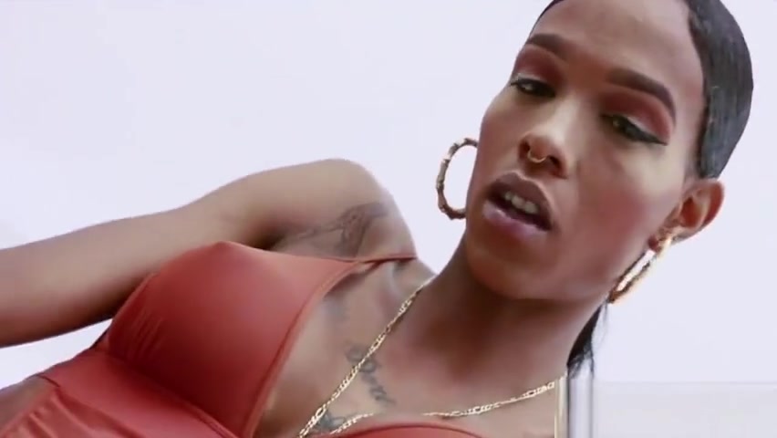 Beauty Ebony Tranny Jerking Off