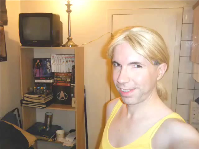 Sthis manmale dressED IN YELLOW