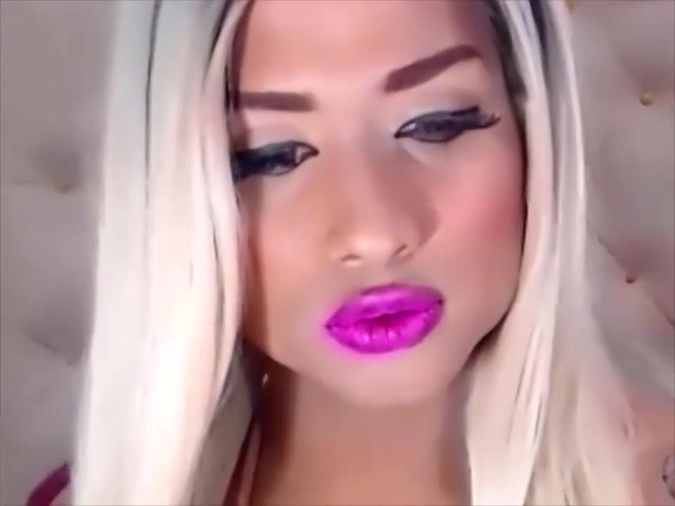 blonde tranny Strokes Her Magnum rod