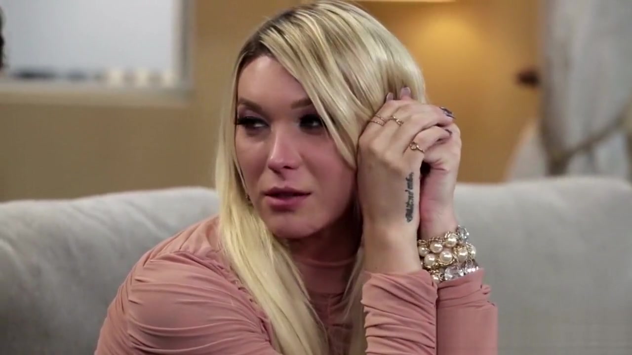 Tranny blonde Aubrey Kate gets seduced in the couch and banged in the ass