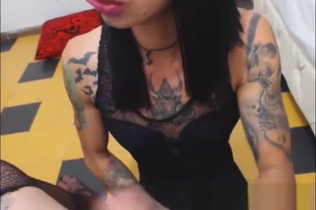 Skinny tranny Slurps A biggest dong