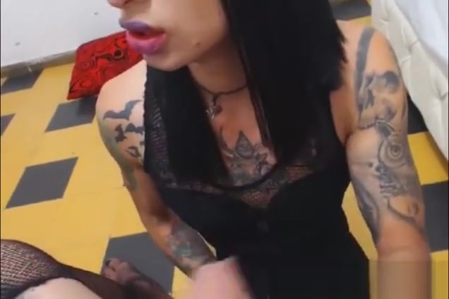 Skinny tranny Slurps A biggest dong