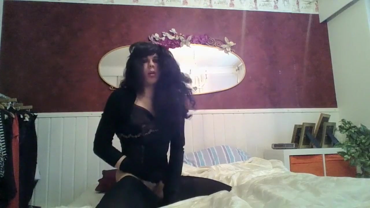 Crossdresser masturbate on cam