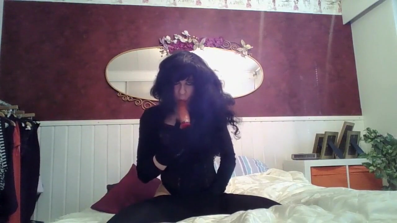 Crossdresser masturbate on cam