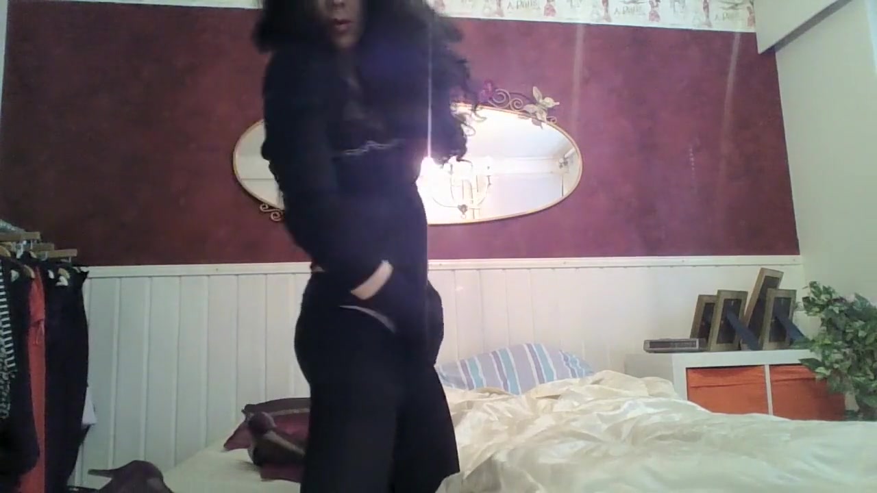 Crossdresser masturbate on cam