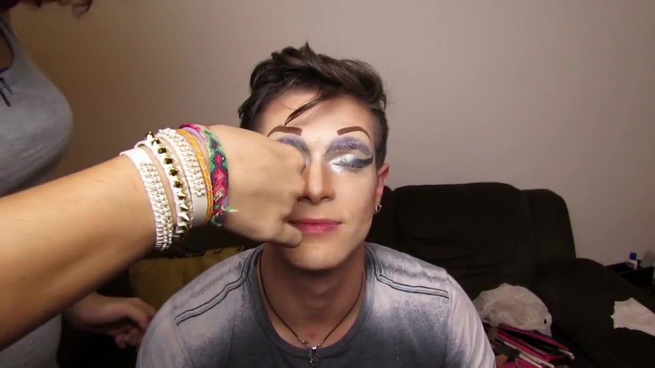 Gloria Groove make a Drag