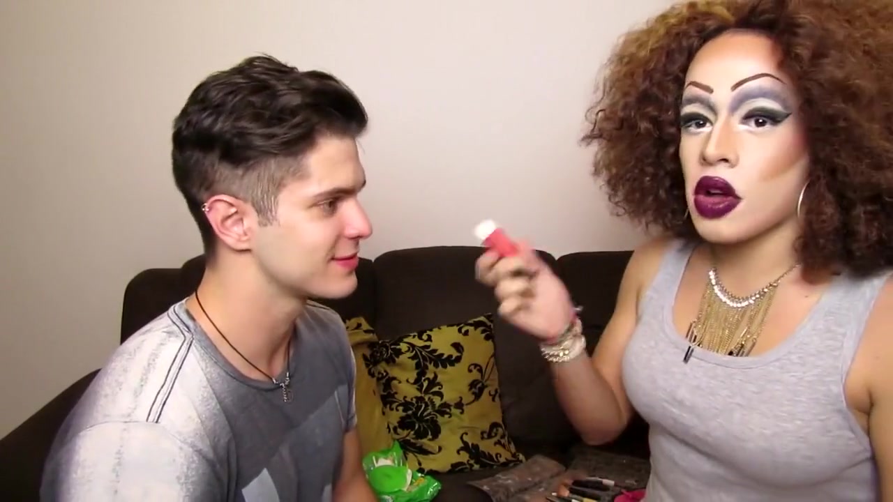 Gloria Groove make a Drag