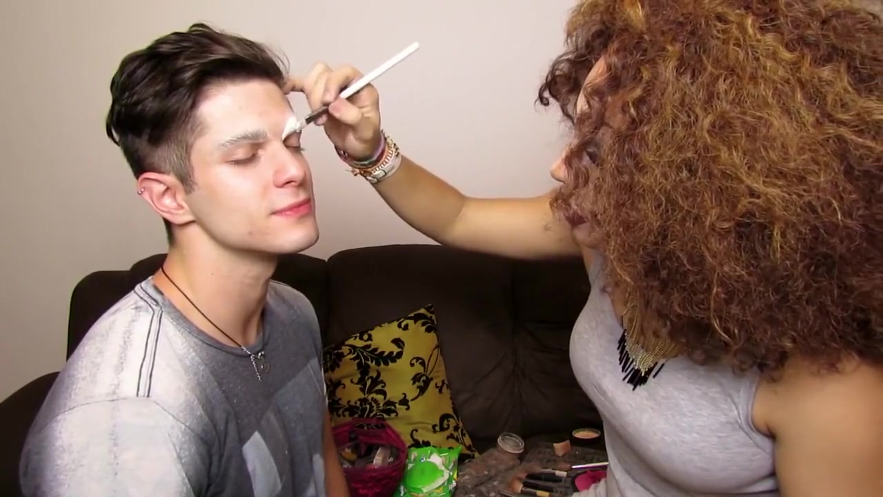 Gloria Groove make a Drag