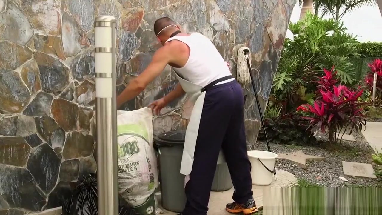 Shemale Linda Lumbana Fucks With Gardener