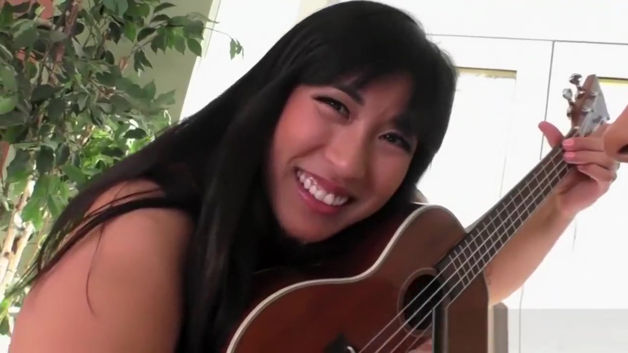 Exotic TS vixen Honey Foxxx B fucks Asian cutie Mia Li