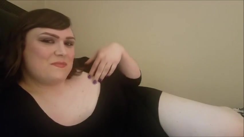 Curvy trans girl playing with herself