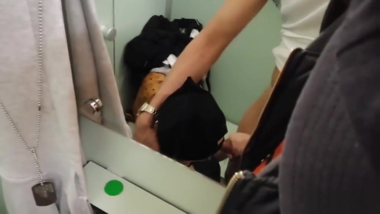 S. & L. GRACE - Blowjob in Schwimmbad Umkleidekabine