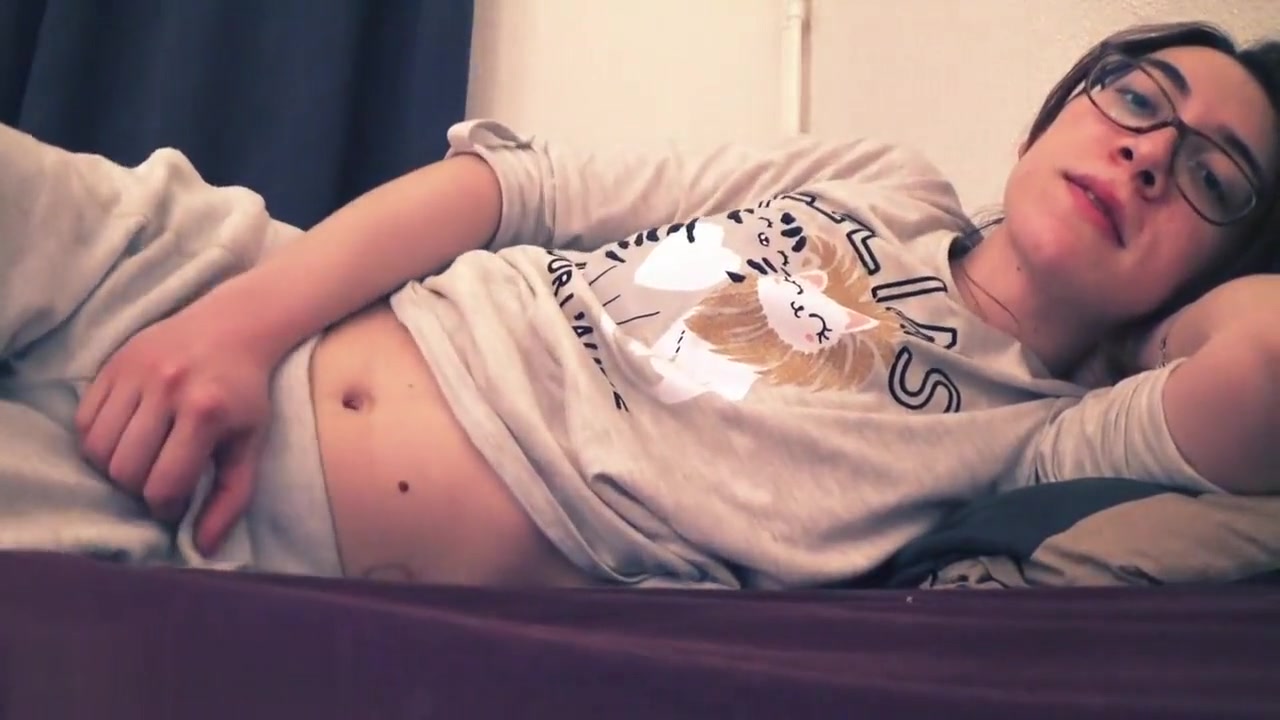 Tranny Jenissen masturbate in her bed