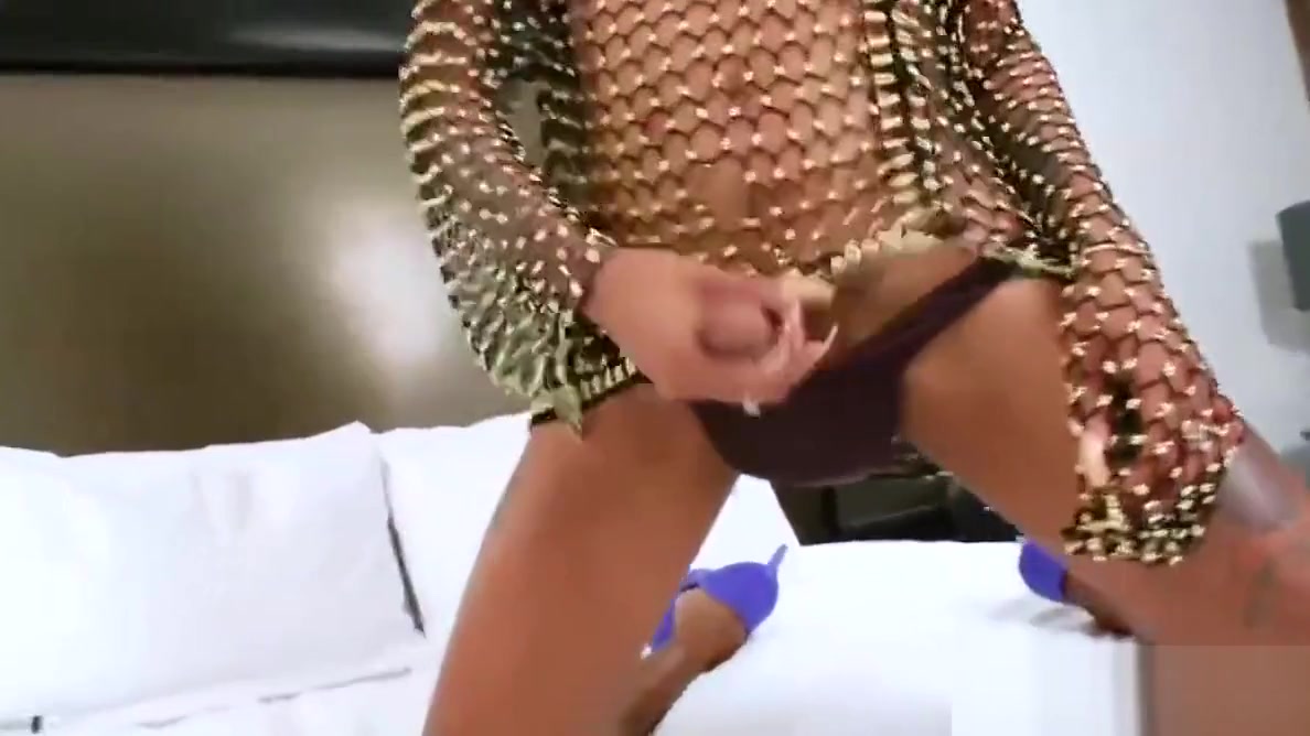 Big cocked skinny black shemale