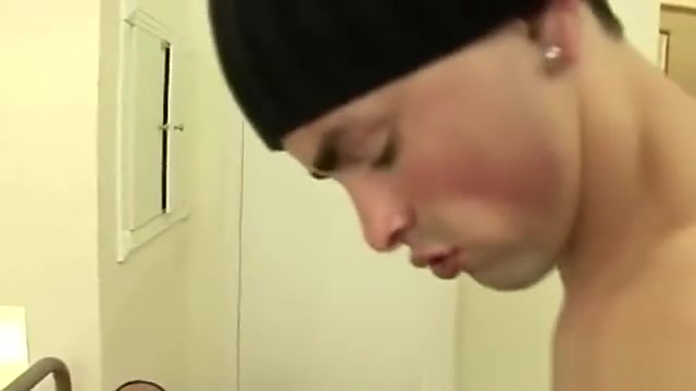 Tranny jerks off while getting fucked