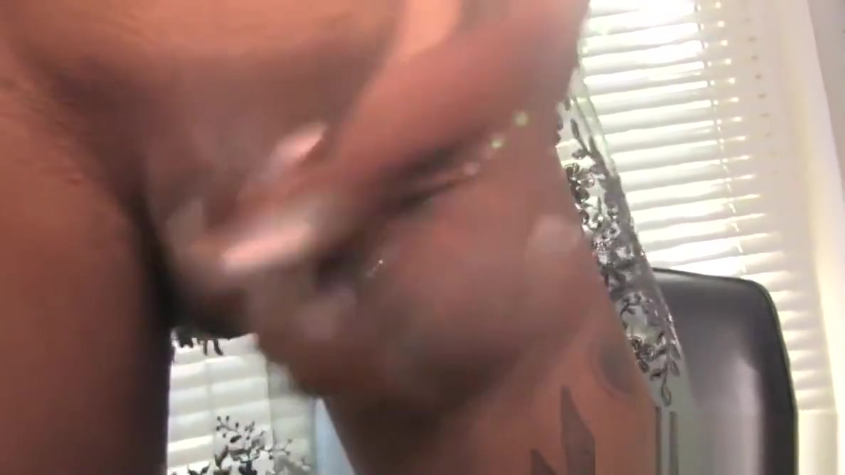 Stunning black trans with bigcock tugs solo