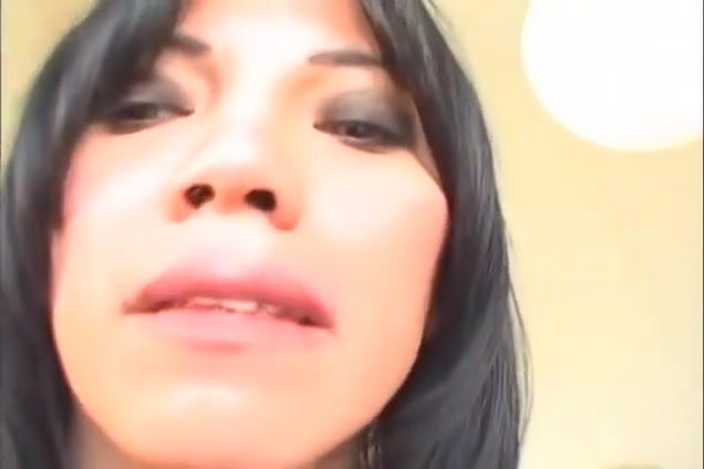 Brunette Tslut sucking horny penis