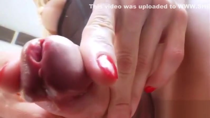 Blonde TS Samanta Paganelli jerking off and cumming on her thigh