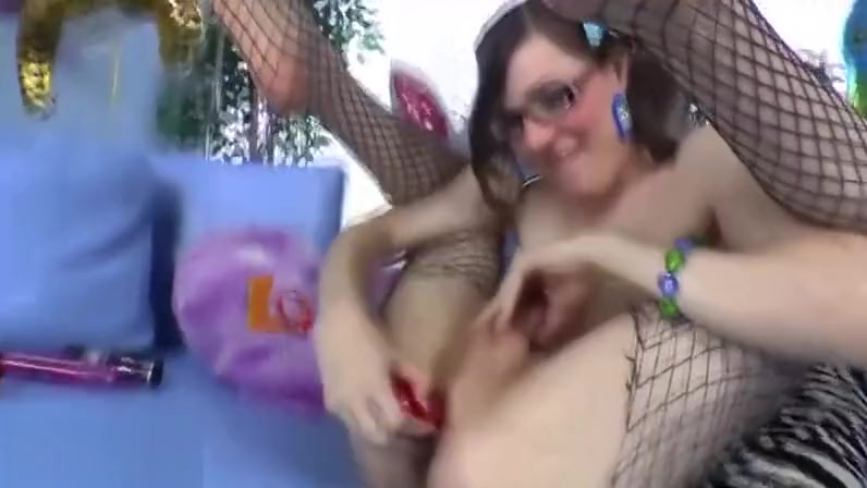 Tgirl jerking her cock