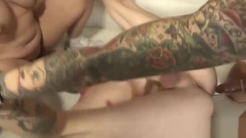 Sexy tranny cums in threesome
