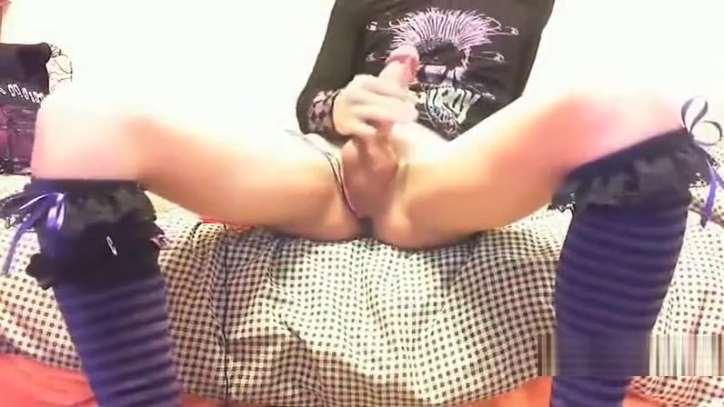 Crossdresser inserts ass toy