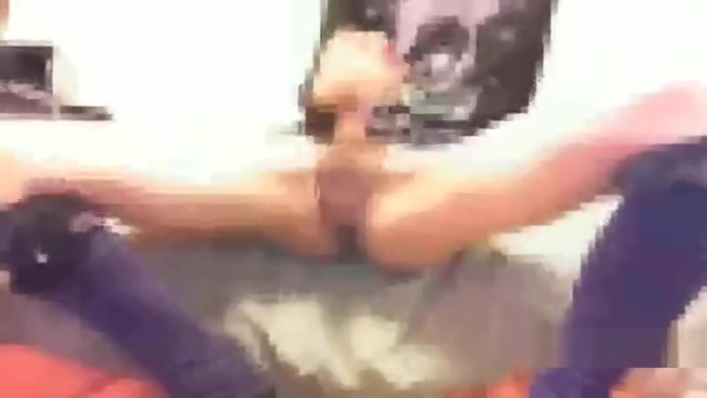 Crossdresser inserts ass toy