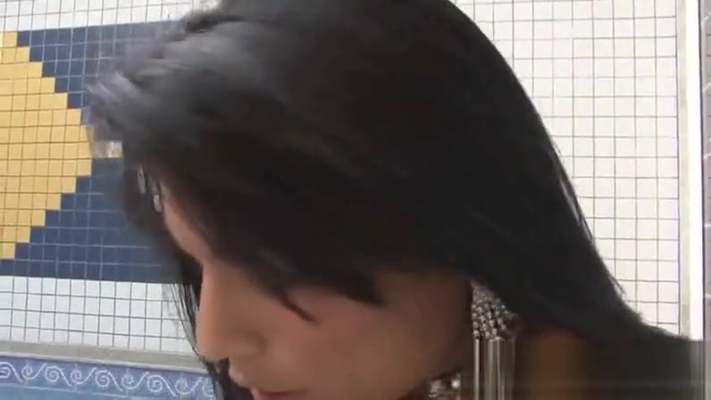 Shemale babe Wanessa Thaina jerks off by the pool