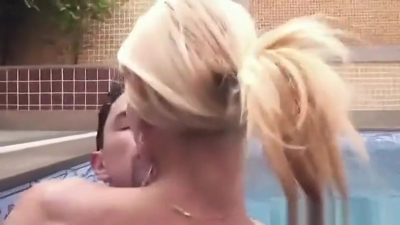 Shemale babe Samara Lauys sucking a cock in the pool