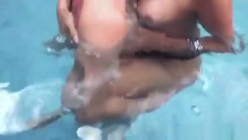 Shemale babe Samara Lauys sucking a cock in the pool