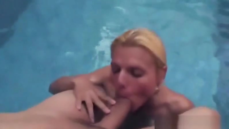 Shemale babe Samara Lauys sucking a cock in the pool