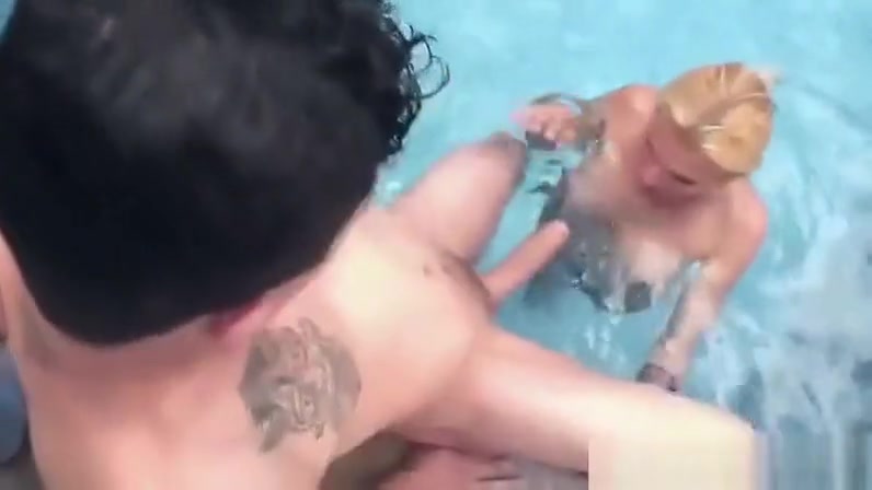 Shemale babe Samara Lauys sucking a cock in the pool