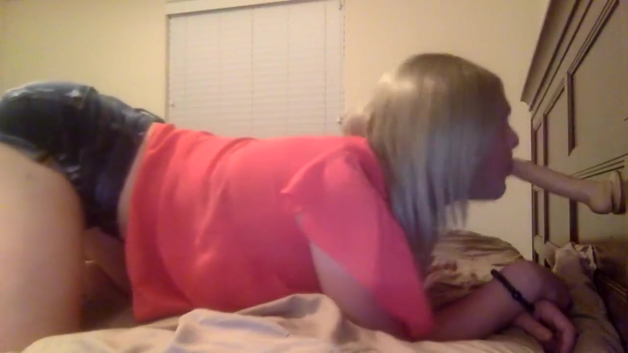 Crossdresser dildo play