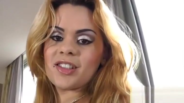 Feminine tranny show off and masturbate