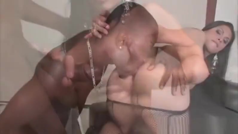 Sexy shemale model Ana Paula Samandat gets fucked after pictorial